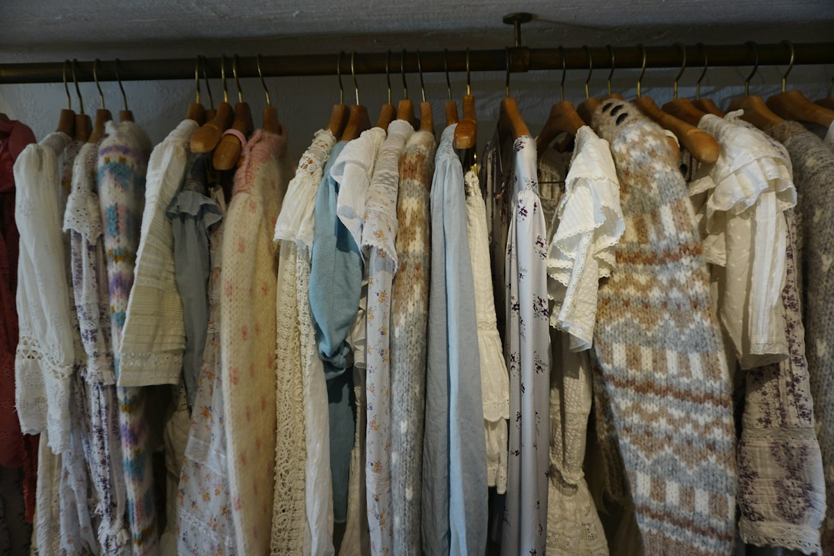 Ordentlich sortierte Kleidung im Schrank