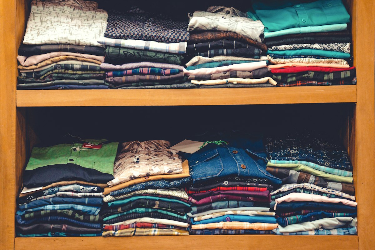 Ordentlich sortierte Kleidung im Schrank